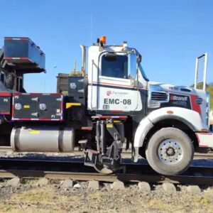 camión excavadora con sistema hi rail (carretera – vía férrea)